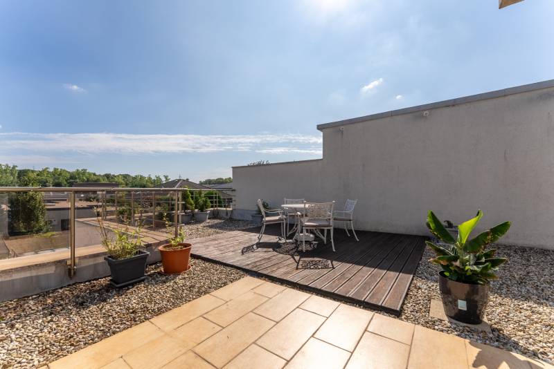 Die Terrasse des Einfamilienhauses in der Jazdecká-Straße in Trnava mit bequemen Sitzgelegenheiten und Grünflächen.