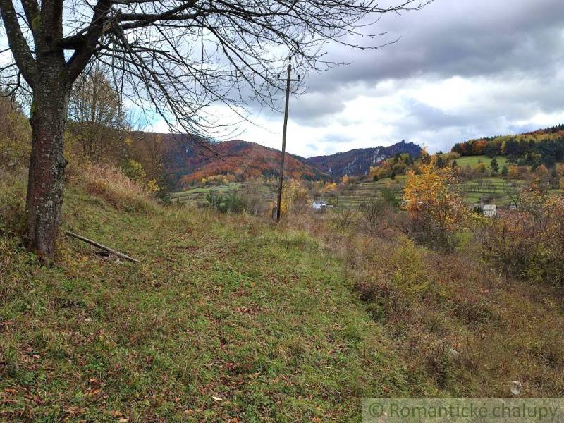 Herbstlandschaft mit Hügeln im Hintergrund in den Gärten in Hlboké nad Váhom.