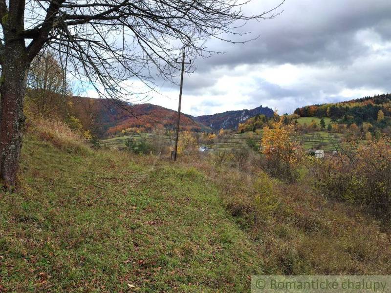 Herbst in den Gärten von Hlboké nad Váhom mit Blick auf die bunten Hügel und Wälder.