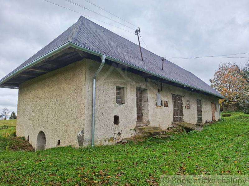 Ein Einfamilienhaus in Senohrad mit Steinwänden und einem sichtbaren Schrägdach.