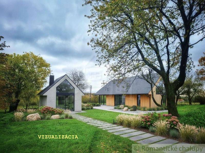 Ein Einfamilienhaus in Senohrad, umgeben von grünem Rasen, Bäumen und Ziersträuchern.