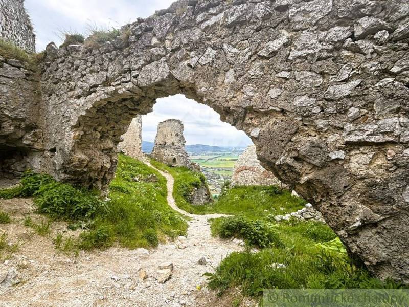 Die Burgruine über der Stadt Sološnica mit Blick auf die malerische Landschaft.