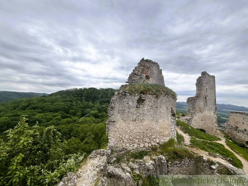 Ruinen der Burg mit Blick auf die Wälder in Sološnica, dramatische Wolken am Himmel.