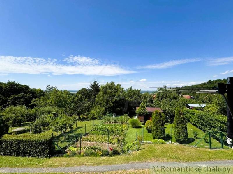 Blick auf die Gärten und das Grün rund um die Hütte in Sološnica.