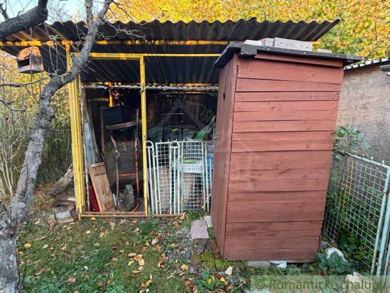 Holzschuppen und Geräteschuppen bei der Hütte in Sološnica.
