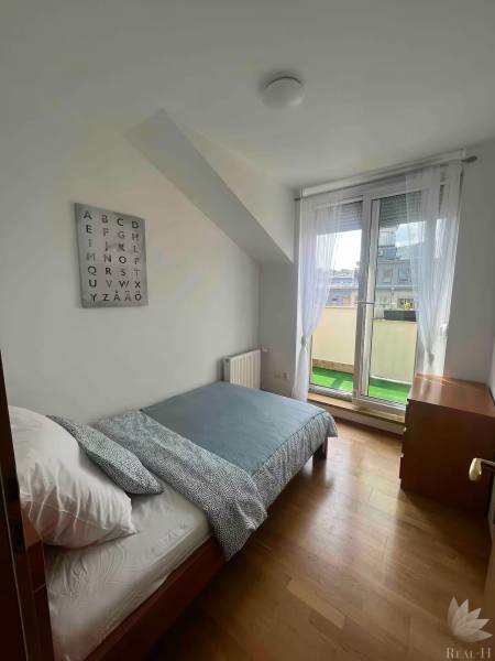 Helles Zimmer mit Bett in einer 3-Zimmer-Wohnung, Wanddekoration mit dem Alphabet.