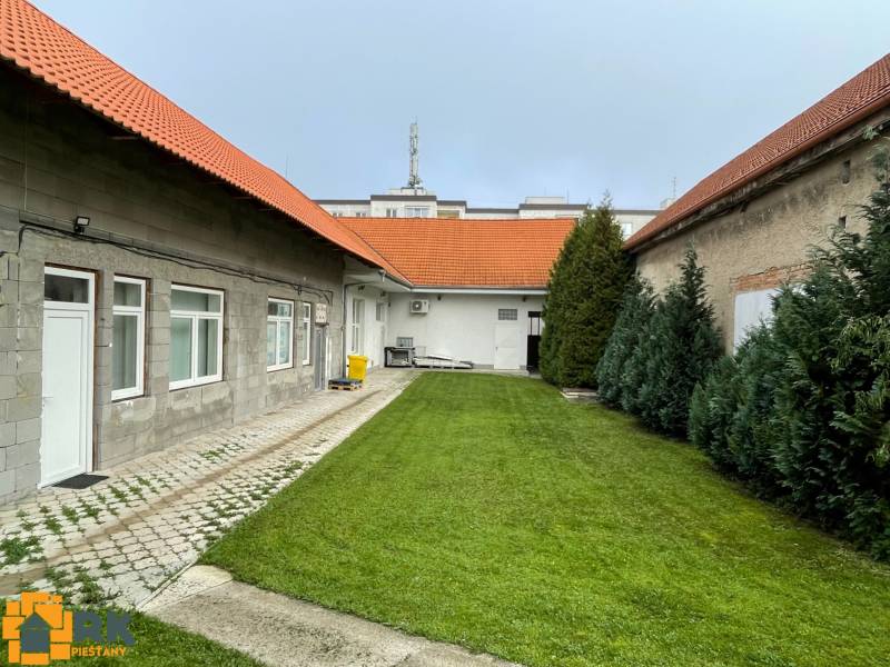 Ein Einfamilienhaus in der M. A. Beňovský-Straße in Vrbové mit Rasen und gepflasterter Terrasse.