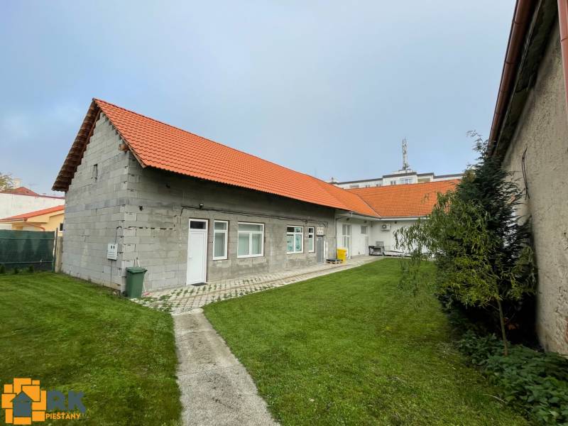 Ein Einfamilienhaus in der M. A. Beňovský-Straße in Vrbové, mit rotem Dach und Rasen.
