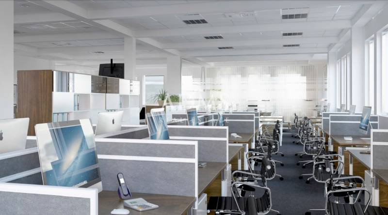 Büros mit Computern und Stühlen, Holzboden und Arbeitsbereich.