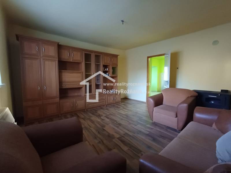 Wohnzimmer mit Holzboden in einem Einfamilienhaus.