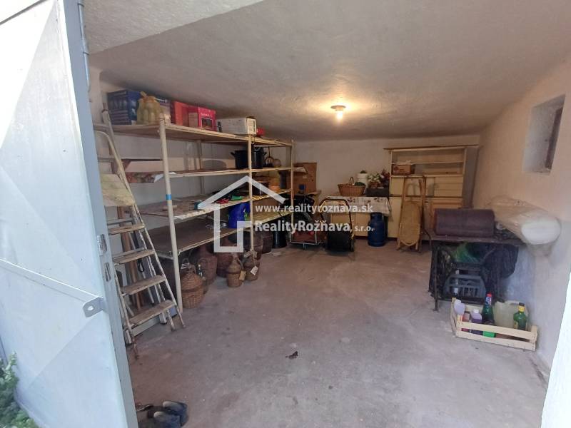 Lagerraum im Einfamilienhaus mit Regalen zur Aufbewahrung in Dlhá Ves.