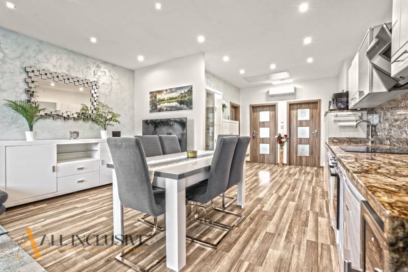 Essbereich in einer 3-Zimmer-Wohnung mit Holzboden und stilvollem Spiegel.