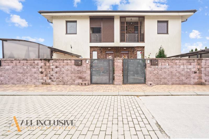 Zweistöckiges Haus mit Ziegelzaun in Gabčíkovo, geeignet für eine 3-Zimmer-Wohnung.