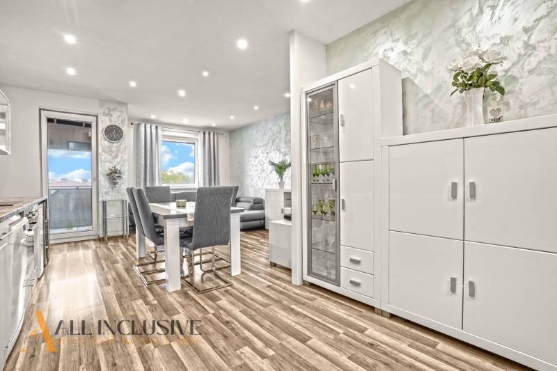 Helles Interieur einer 3-Zimmer-Wohnung mit Holzboden und weißen Möbeln.