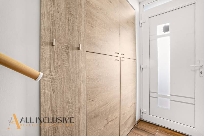 Eingangsflur mit Einbauschrank und weißen Türen in einer 3-Zimmer-Wohnung.