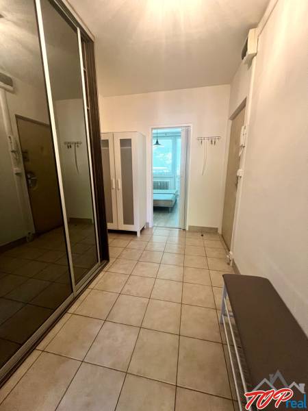 Eingangsflur mit Fliesen in einer 3-Zimmer-Wohnung, Kleiderschrank und Schuhschrank.