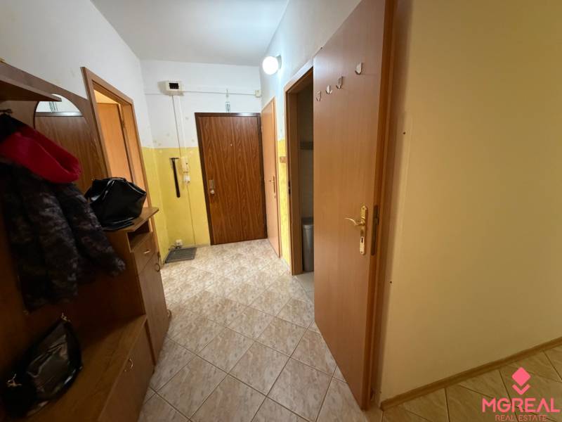 Eingangsflur in einer 3-Zimmer-Wohnung mit Garderobe und Schrank, Boden mit Fliesen.