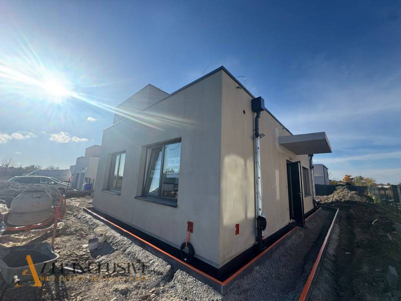 Das Äußere eines Einfamilienhauses in Hubice während des Baus, sonniges Wetter erhellt die Szene.