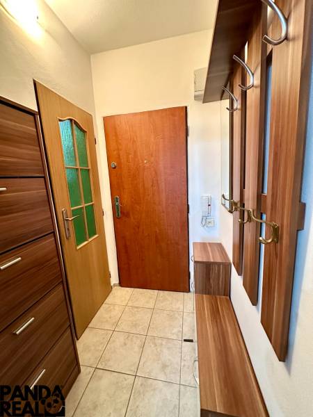 Einzimmerwohnung mit Eingangshalle, Holzrahmen und Fliesen, elegantem Design und praktischen Stauraumlösungen.