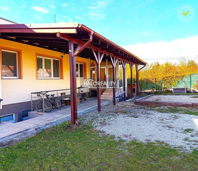 Eingangsbereich einer 3-Zimmer-Wohnung mit einem großen Spiegel und Glastüren.