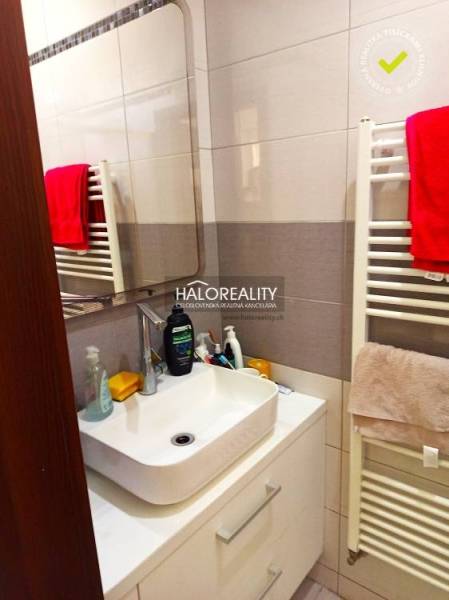 Badezimmer in einer 3-Zimmer-Wohnung mit Spiegel, Waschbecken und Handtuchheizkörper.