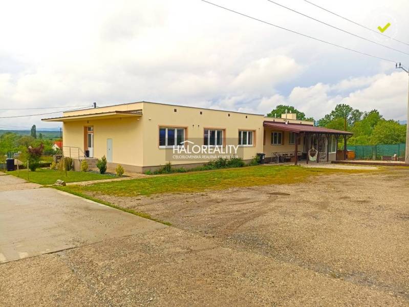 Eine Außenterrasse bei einer 3-Zimmer-Wohnung in Štefanová mit Stühlen und Fahrrädern.