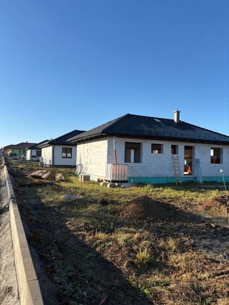 Ein im Bau befindliches Einfamilienhaus in der Straße Vyšná Šebastová in Prešov bei sonnigem Wetter.