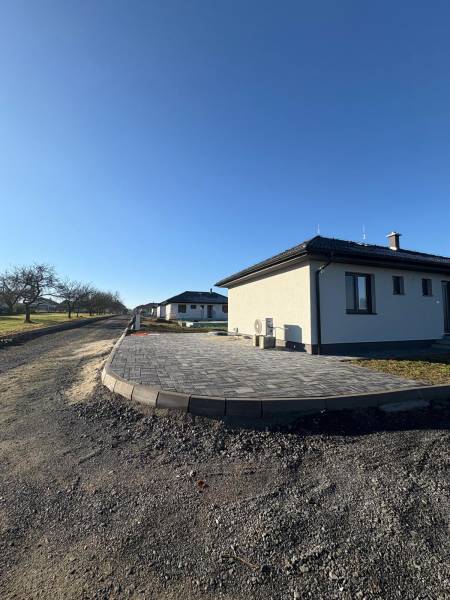 Einfamilienhaus in der Vyšná Šebastová Straße in Prešov, gepflasterte Terrasse, klarer blauer Himmel.