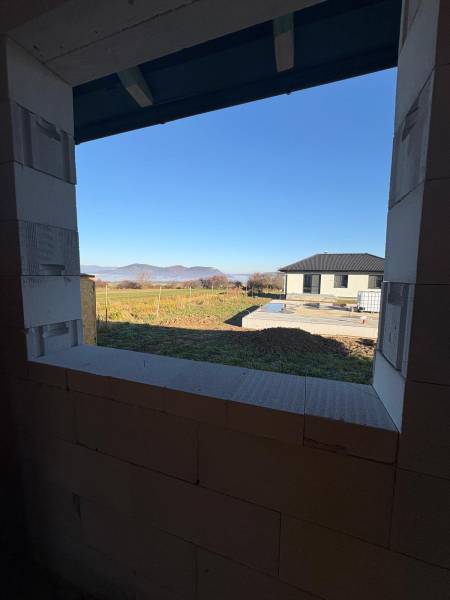 Blick vom Einfamilienhaus in Vyšná Šebastová auf die Natur und das Nachbarhaus.