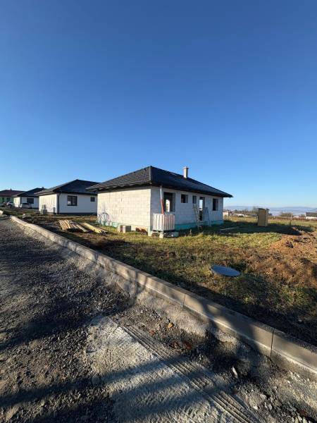 Ein im Bau befindliches Einfamilienhaus in der Vyšná Šebastová Straße in Prešov unter klarem Himmel.