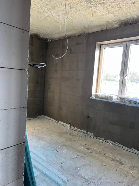 Raum im Bau in der Vyšná Šebastová-Straße mit Blick auf ein Einfamilienhaus, Fensteröffnungen.