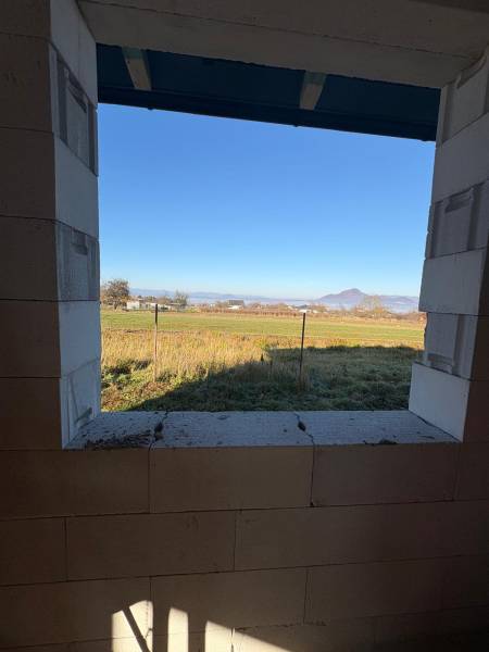 Blick aus dem Fenster in einem Einfamilienhaus in Vyšná Šebastová in Prešov.