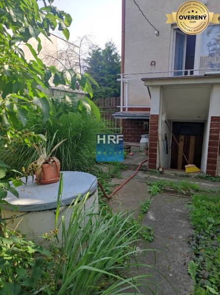 Der Garten des Einfamilienhauses in Vieska in Radošovce mit einem Unterstand und üppiger Vegetation.