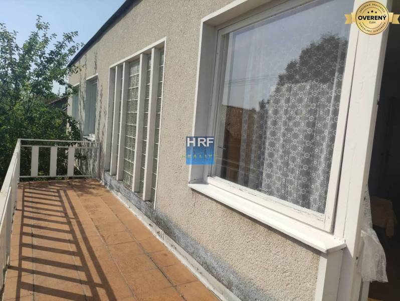 Der Balkon des Einfamilienhauses in der Vieska-Straße in der Stadt Radošovce mit einem Holzgeländer.