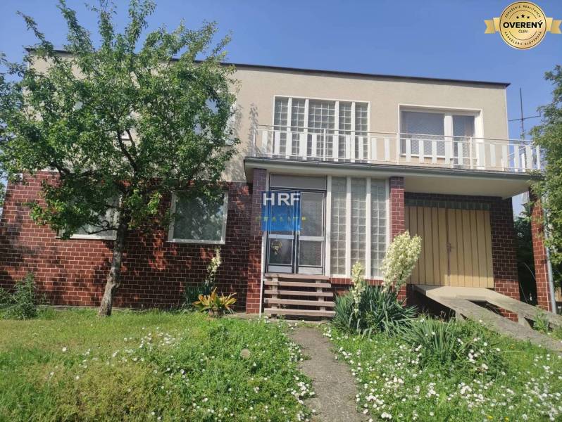Ein Einfamilienhaus in der Vieska-Straße in Radošovce mit Ziegelfassade und Garten.