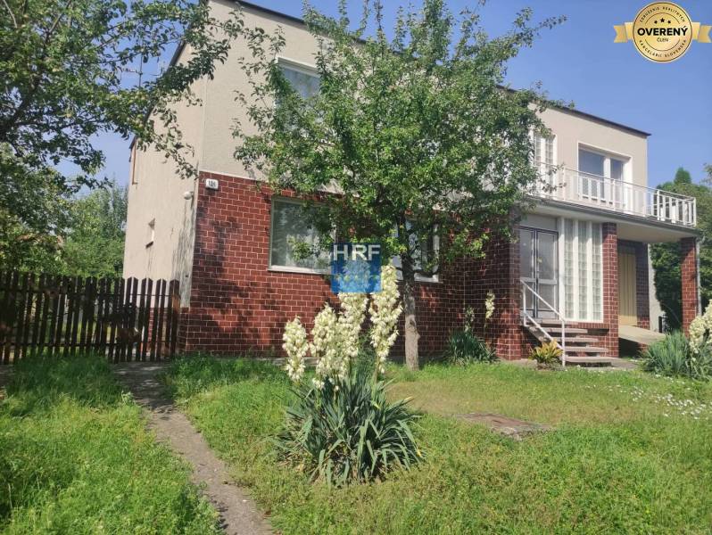 Ein Einfamilienhaus in Vieska in Radošovce mit Garten und Balkon aus Ziegeln und Putz.