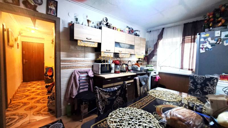 Küche in einer 2-Zimmer-Wohnung mit hellem Boden in Holzoptik und reichhaltiger Ausstattung.