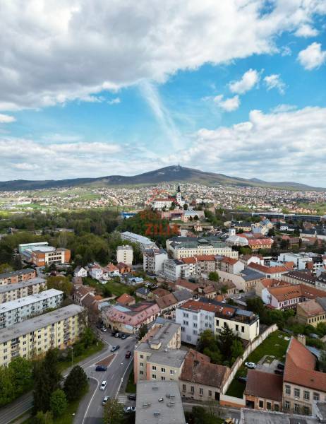 Luftaufnahme von Nitra von der Ivana Braunera Straße mit Blick auf Einfamilienhäuser und Landschaft.