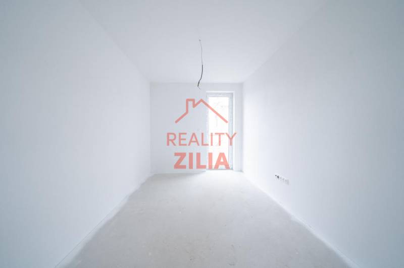 Ein leerer Innenraum mit weißen Wänden und offenen Türen in einem Einfamilienhaus.