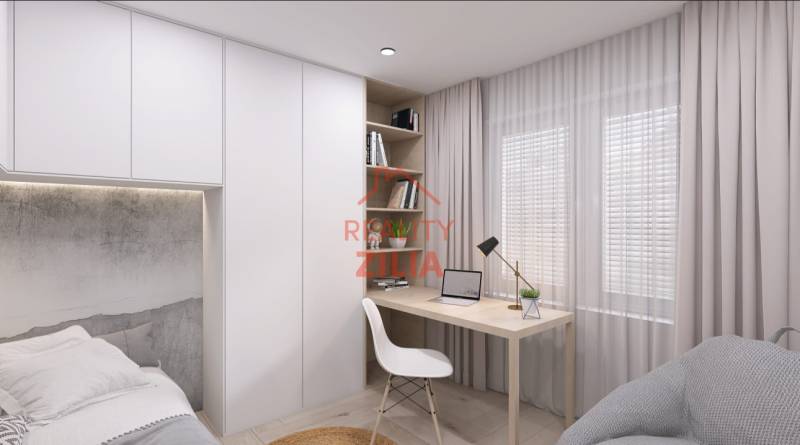 Arbeitsbereich in einem Einfamilienhaus mit Schreibtisch, Stuhl und Büchern auf den Regalen.