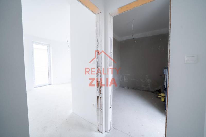 Interieur eines Einfamilienhauses mit zwei Zimmern, bereit zur Fertigstellung.