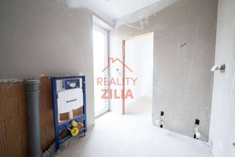 Innenraum eines Einfamilienhauses mit Installationssystem und verputzten Wänden, bereit zur Fertigstellung.