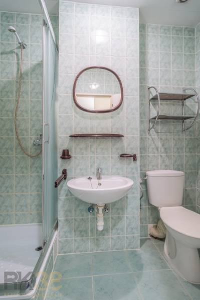 Kúpeľňa s umývadlom, sprchovým kútom a toaletou v Hoteloch a penziónoch.

Badezimmer mit Waschbecken, Dusche und Toilette in Hotels und Pensionen.