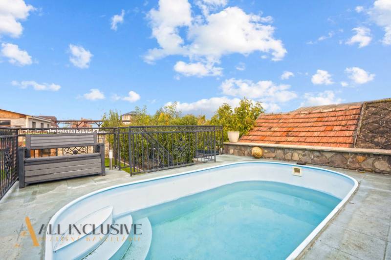 Schwimmbad auf der Terrasse eines Einfamilienhauses in der Kúpeľná-Straße in Dunajská Streda.