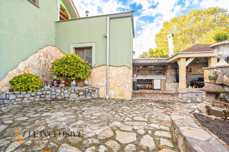 Ein Einfamilienhaus in der Kúpeľná-Straße in Dunajská Streda mit Steinpflaster und Gartenküche.