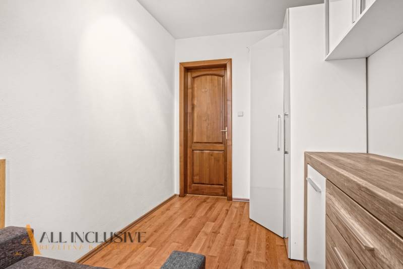 Innenraum eines Einfamilienhauses mit Holzboden und Holztüren.