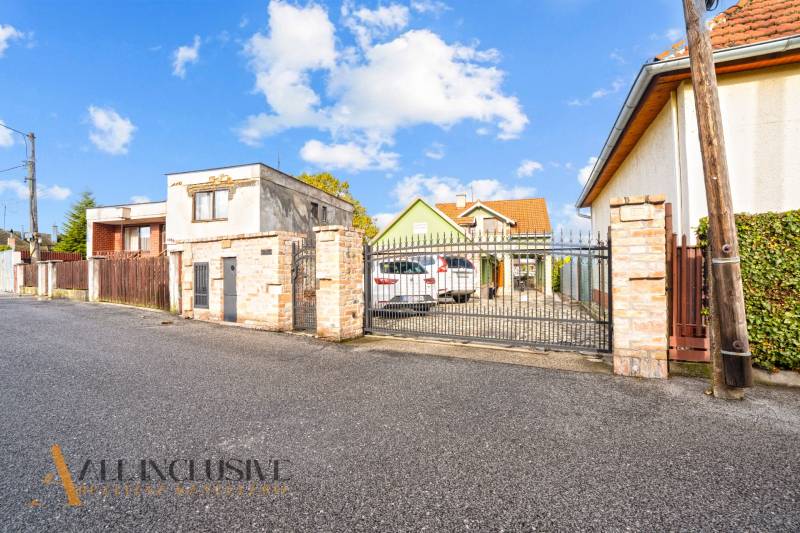 Einfamilienhaus in der Kúpeľná-Straße in Dunajská Streda mit Tor und Zufahrtsweg.