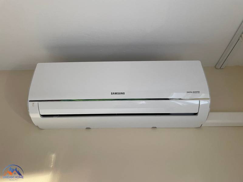 Die Klimaanlage an der Wand ist Teil der Ausstattung einer Einzimmerwohnung.