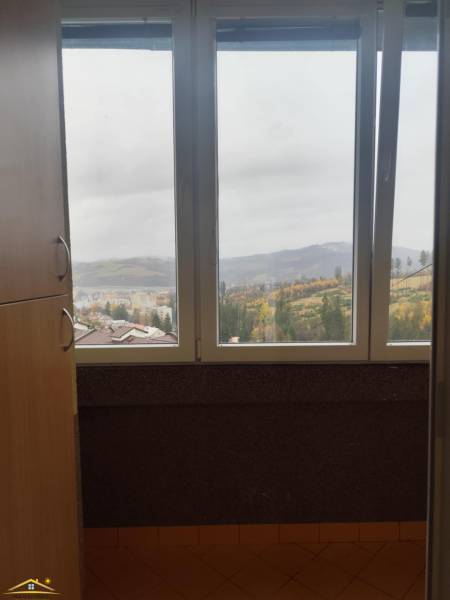 Výhľad z okna v 3-izbovom byte s výhľadom na krajinu.