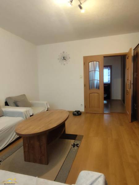 Wohnzimmer mit Holzboden, Couchtisch und zwei Sofas, 3-Zimmer-Wohnung.